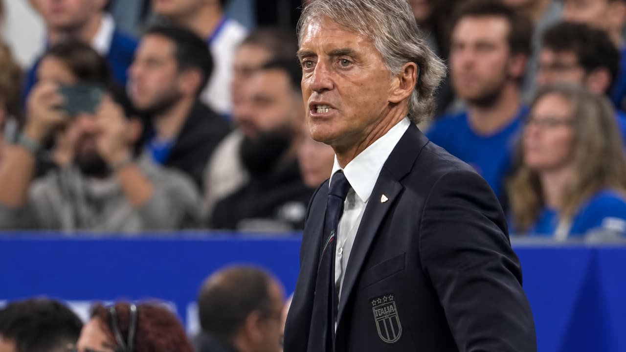 Roberto Mancini gives direction to attack on a set piece vs France, UEFA Nations League, MD 3